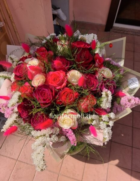 bouquet rose rosse e bianche